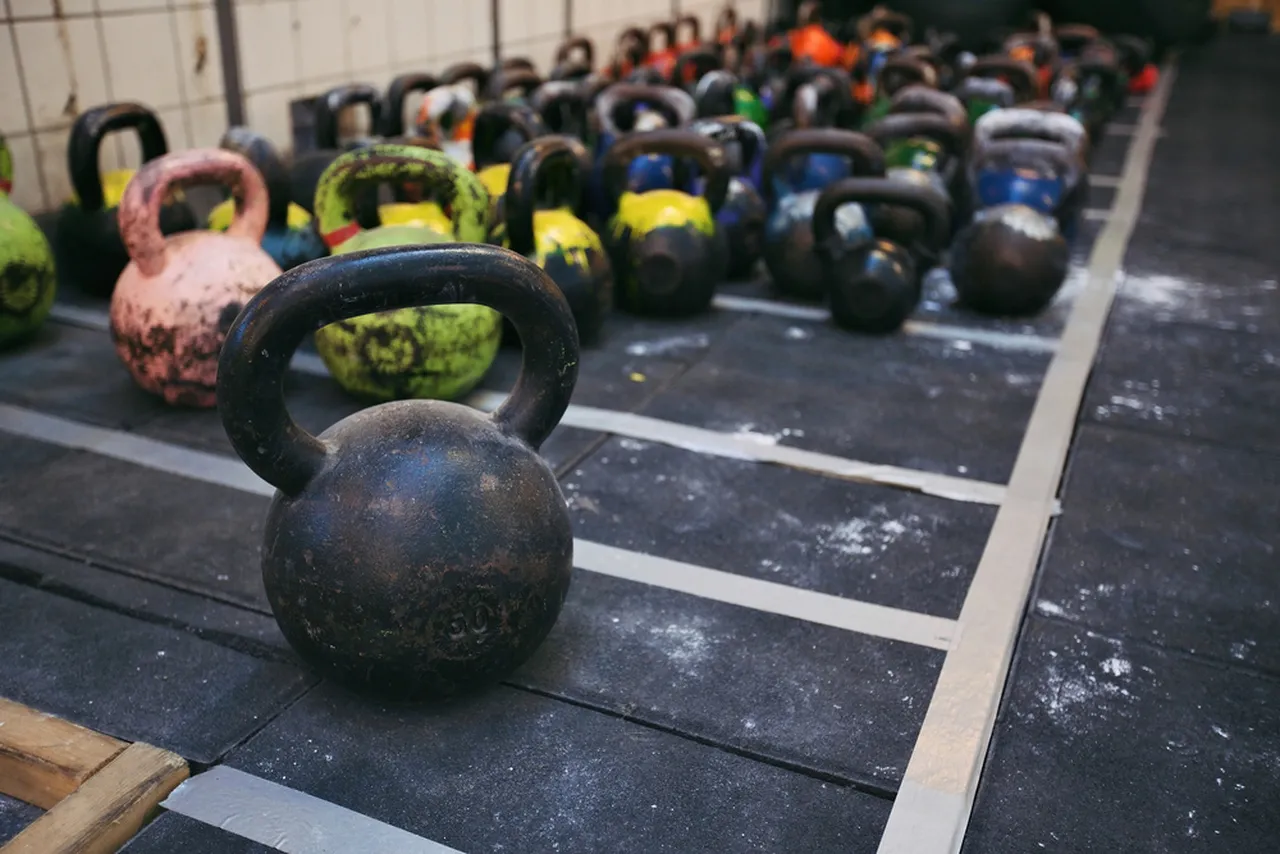 Equipamentos importantes como dumbells e kettlebells são vistos em diversos treinos do Crossfit