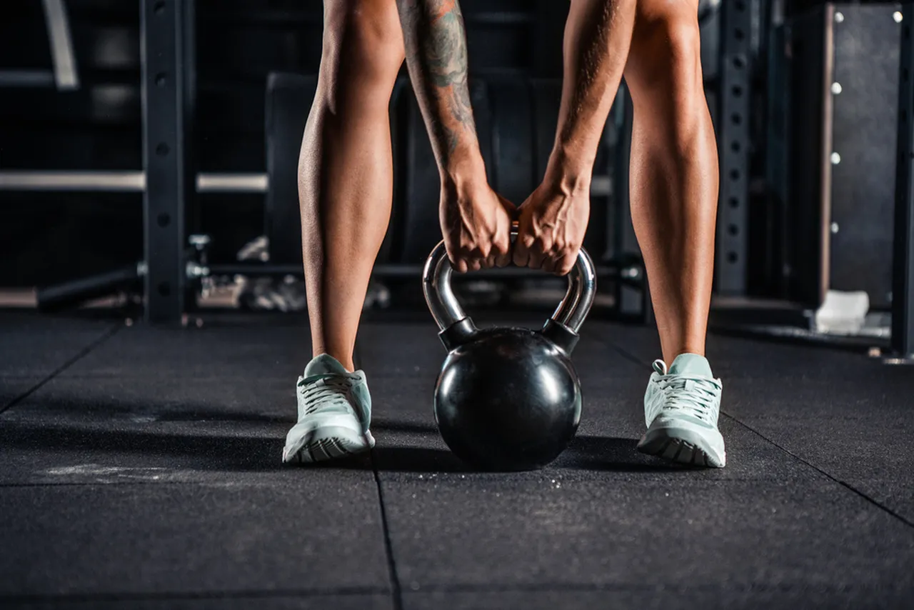 O levantamento de peso é uma das atividades comuns em um treino de Crossfit