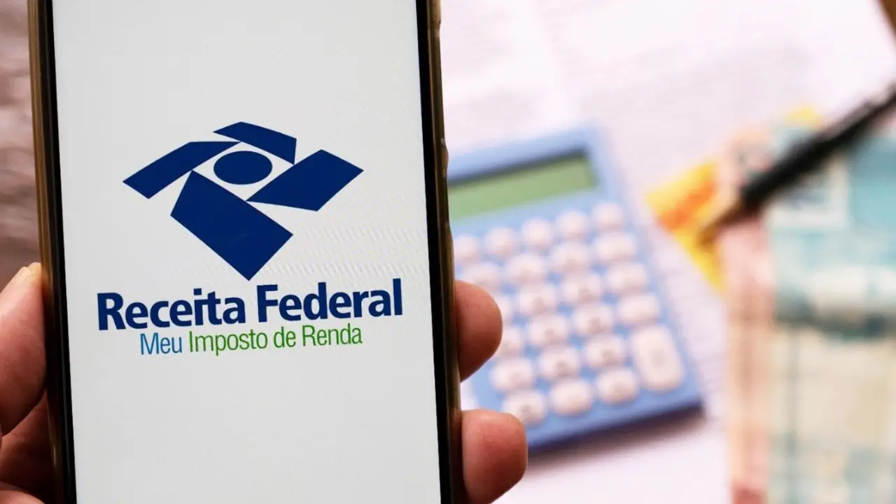 Mão segurando celular com o aplicativo Meu Imposto de Renda, da Receita Federal