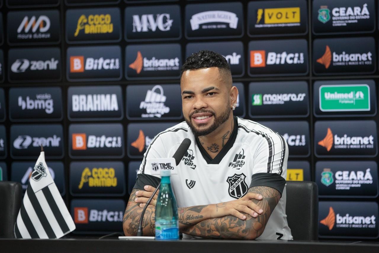 Dentinho vestiu a camisa do Ceará na temporada de 2022