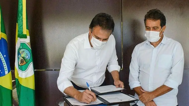 O governador Camilo Santana (PT) sancionou, em agosto de 2021, a lei que prevê a aplicação de sanções administrativas para os servidores públicos estaduais que se recusarem a tomar a vacina contra a Covid, sem a devida justificativa médica