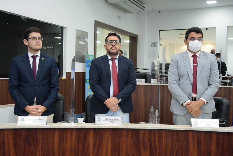 Carmelo, Márcio Martins e Sargento Reginauro respeitando 1 minuto de silêncio na Câmara Municipal