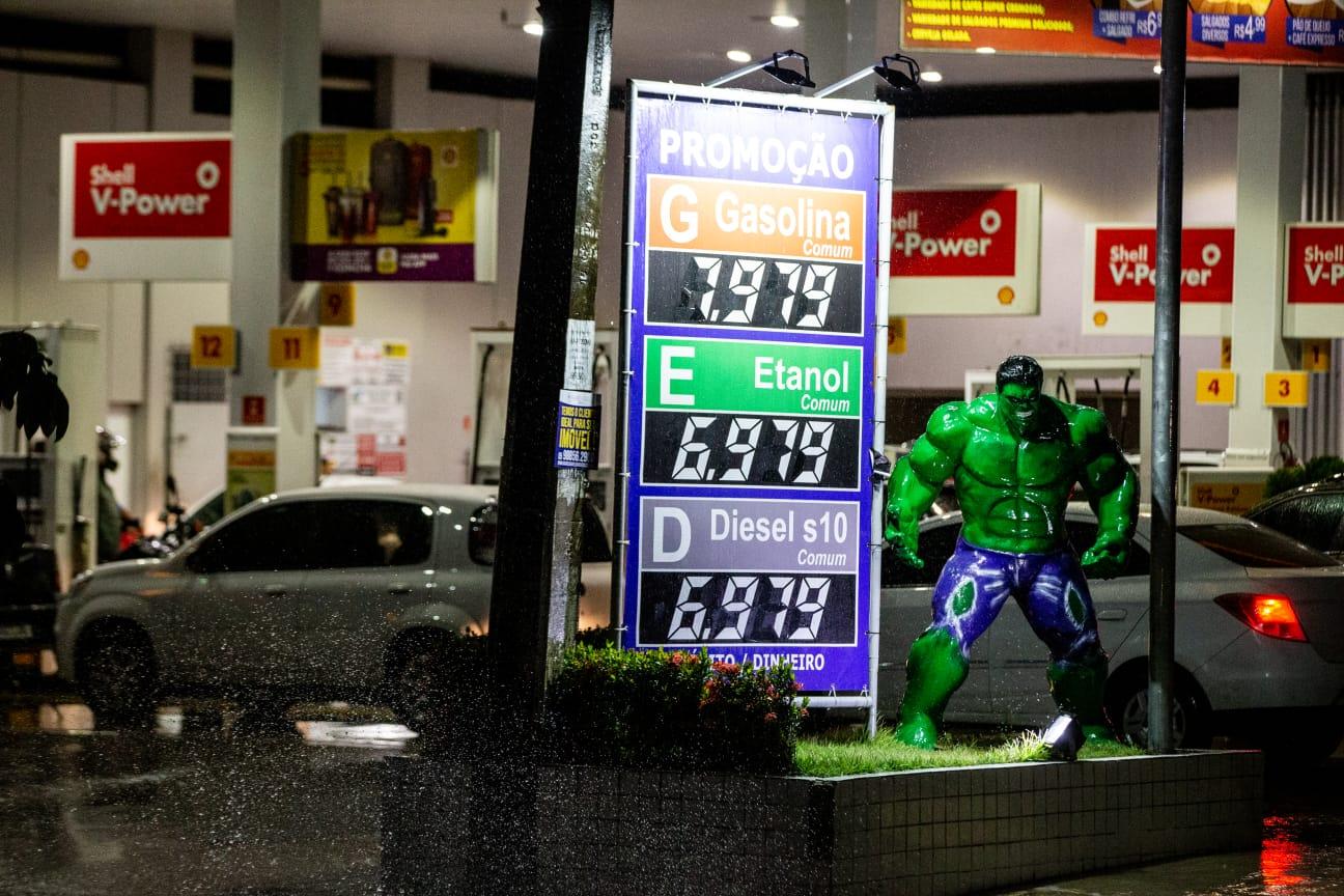placa em posto de combustível indicando a gasolina a 7,97