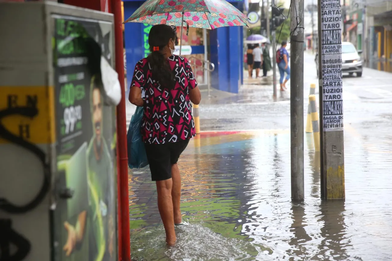 Ruas ficaram alagadas durante a chuva