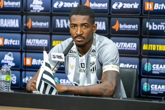 Gabriel Santos com semblante sério em coletiva do Ceará