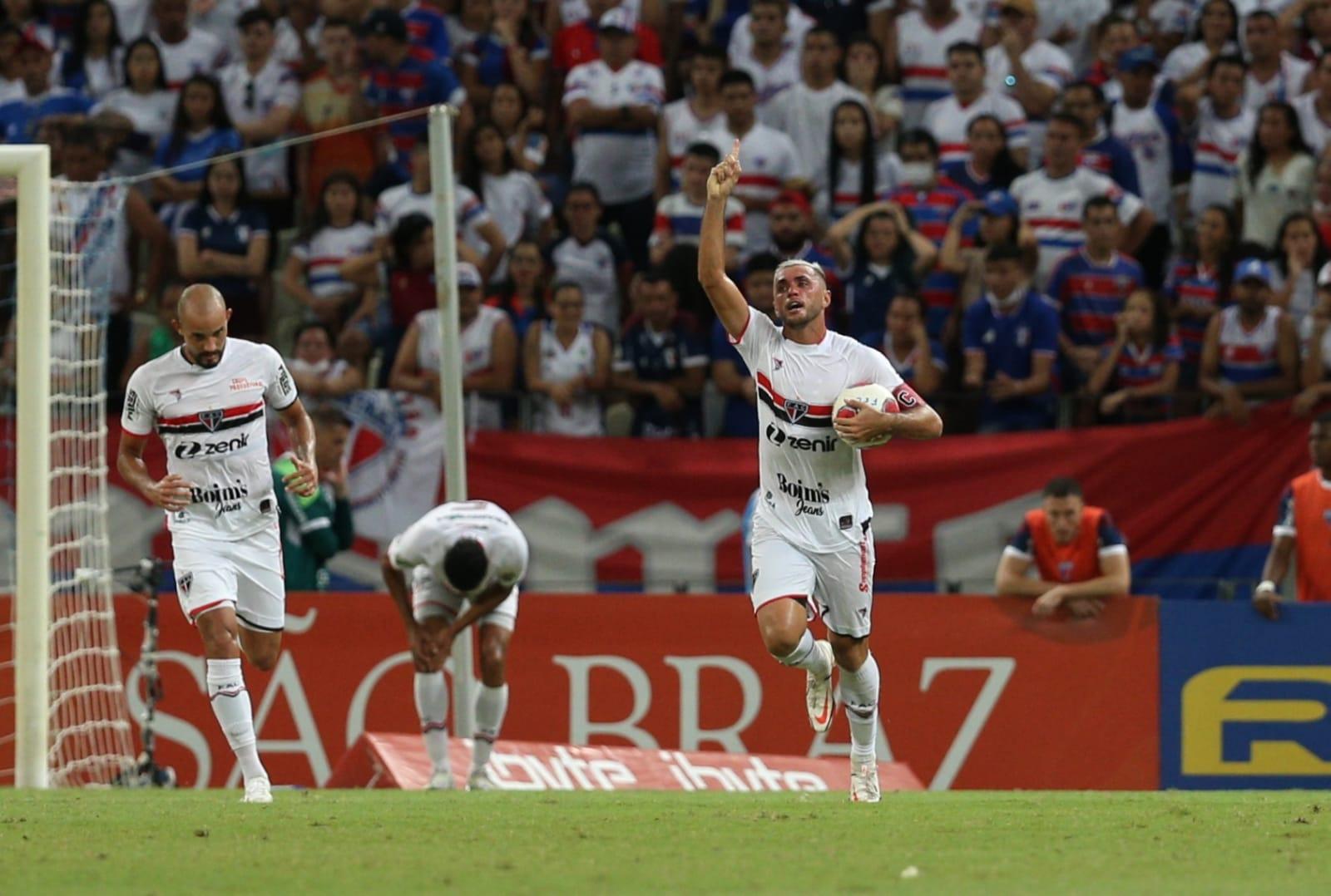 Edson Cariús com a bola após marcar gol