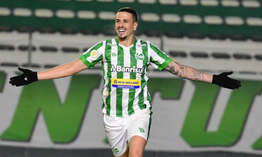 Matheus Peixoto comemora gol pelo Juventude