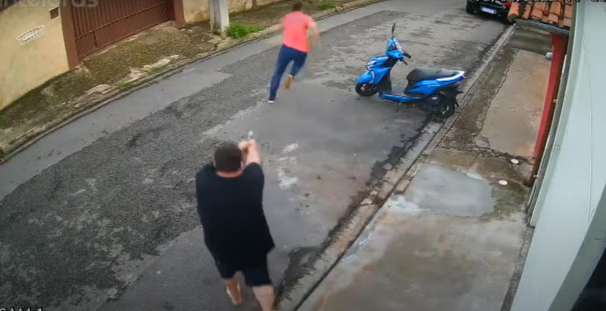 Frame de vídeo em que comerciante atira contra vice-prefeito de Atibaia