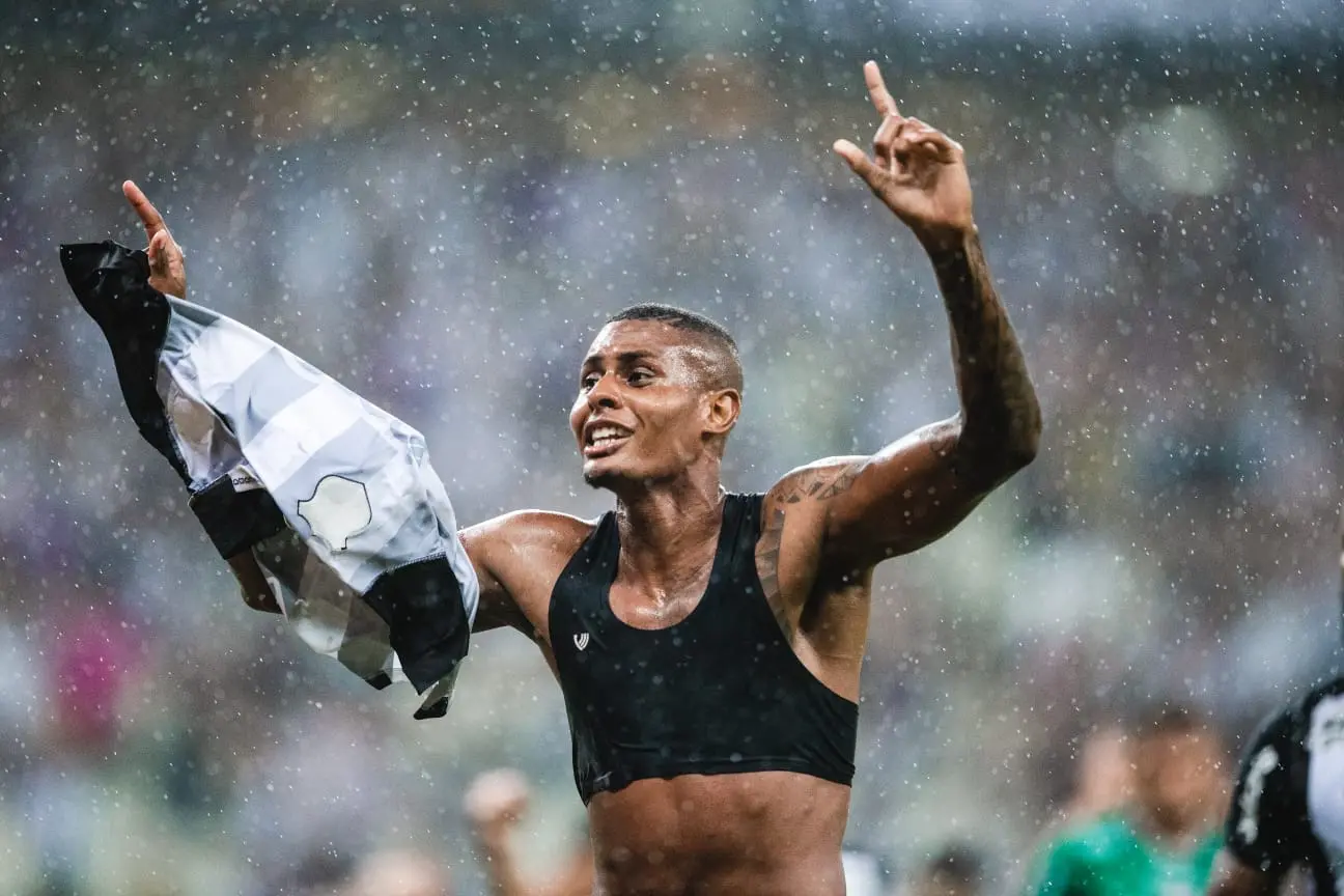 Cléber comemora gol pelo Ceará