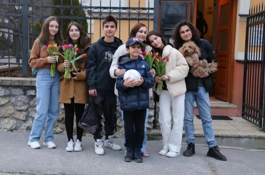 A família está reunida novamente; o irmão mais velho tem apenas 20 anos, mas é o chefe da família