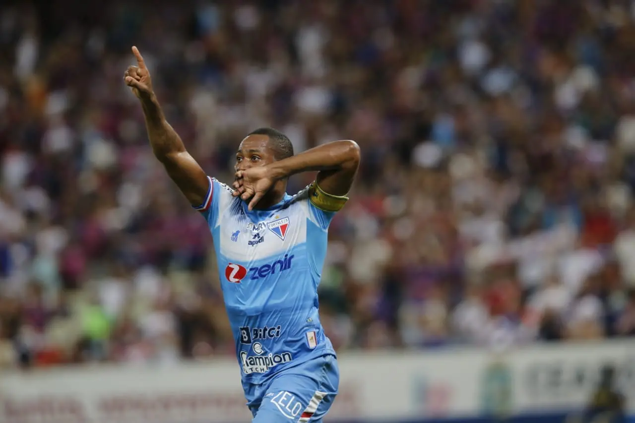 Tinga comemora gol pelo Fortaleza