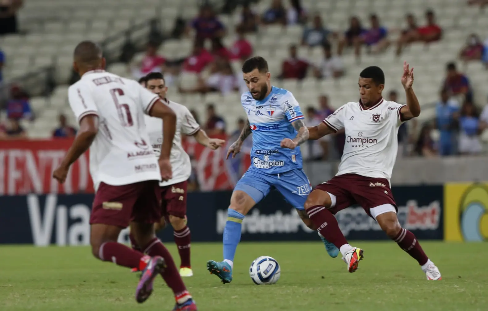 Atletas de Fortaleza e CRB disputam bola