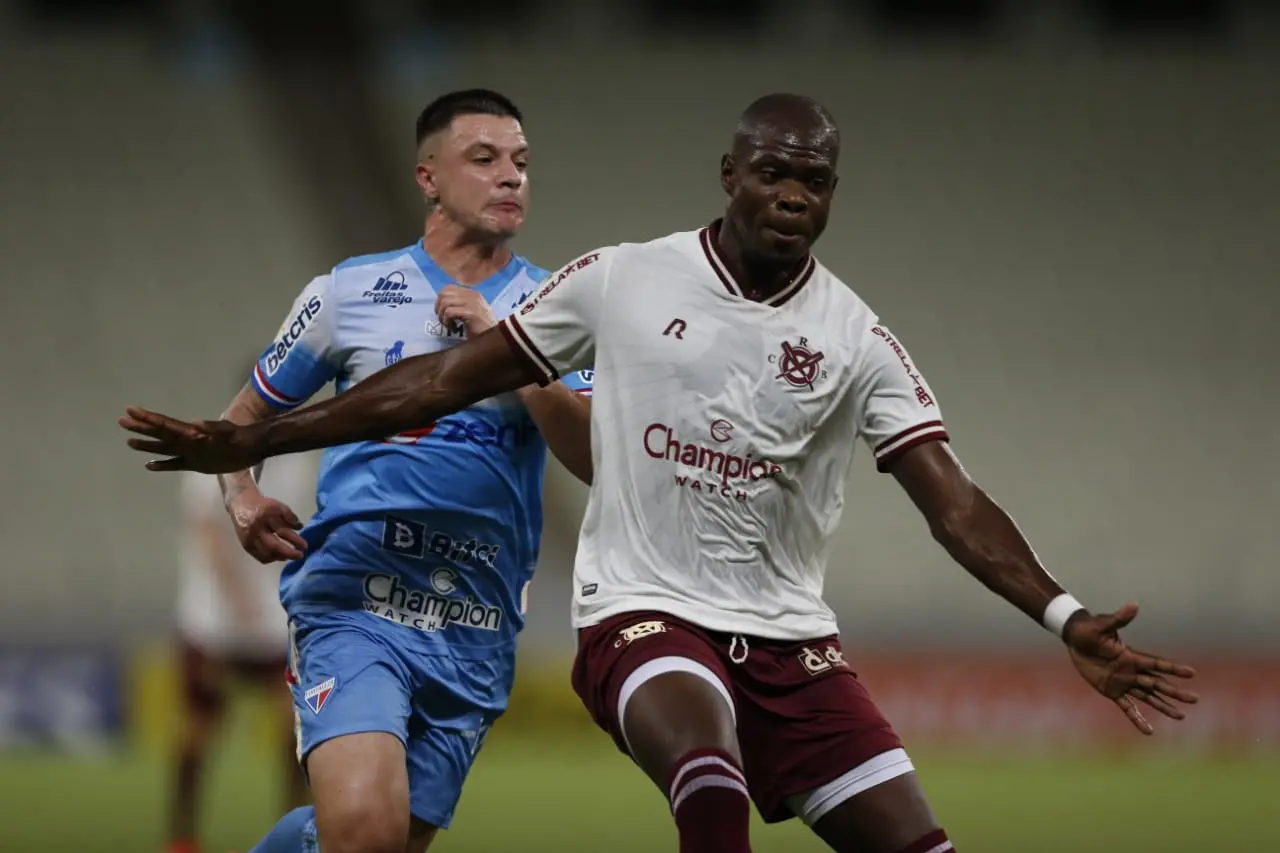 Renato Kayzer disputa bola contra Diego Ivo em Fortaleza x CRB