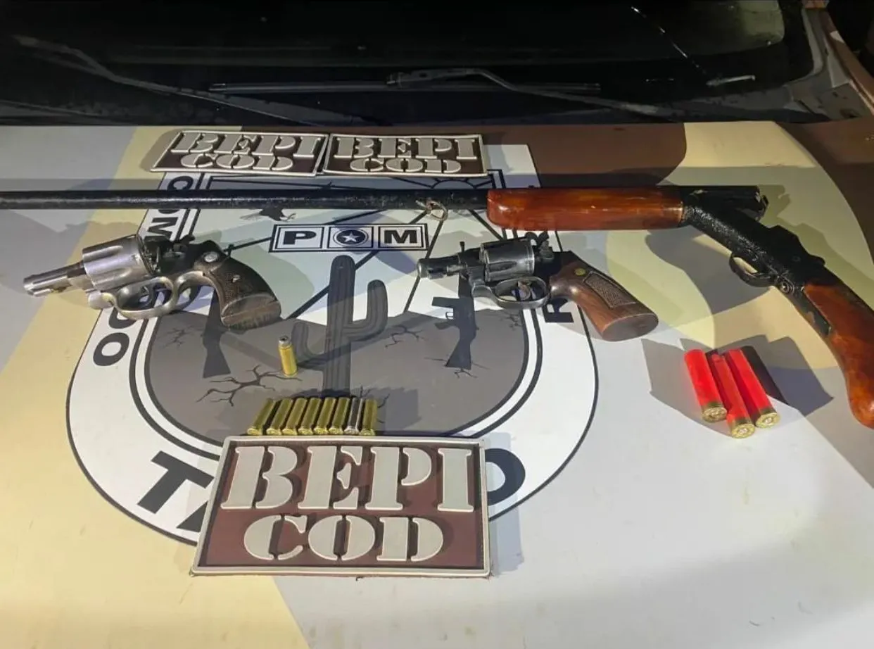 Com o trio, foram apreendidas três armas de fogo - sendo dois revólveres calibre 38 e uma espingarda calibre 28