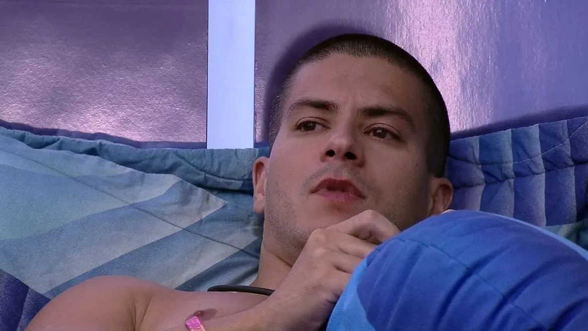 Após a discussão, Arthur chorou no quarto do Líder