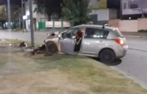 O homem não virou na rotatória e atingiu o poste de luz.