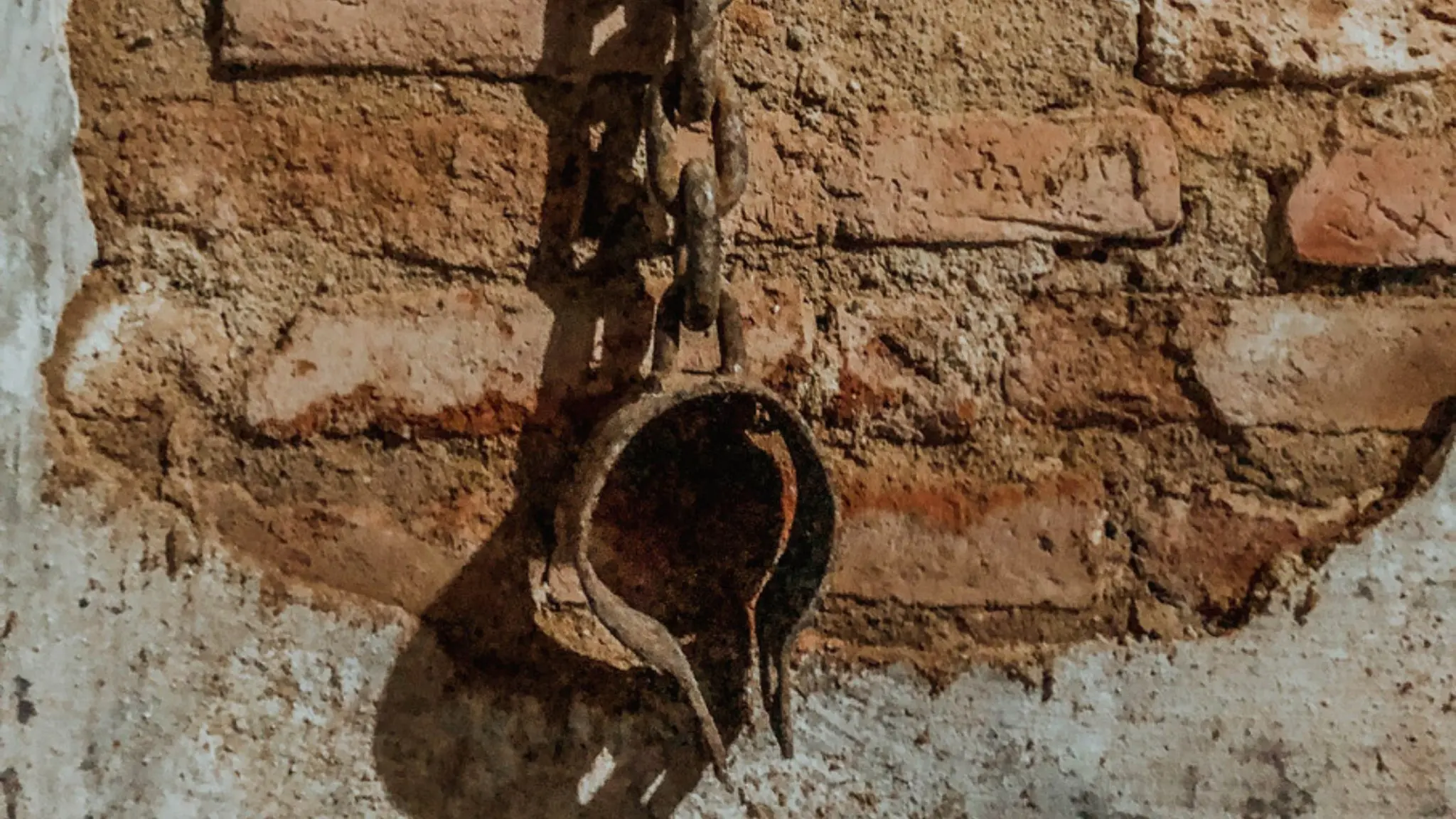 Corrente velha pendurada em antiga senzala localizada no município de Redenção, Ceará