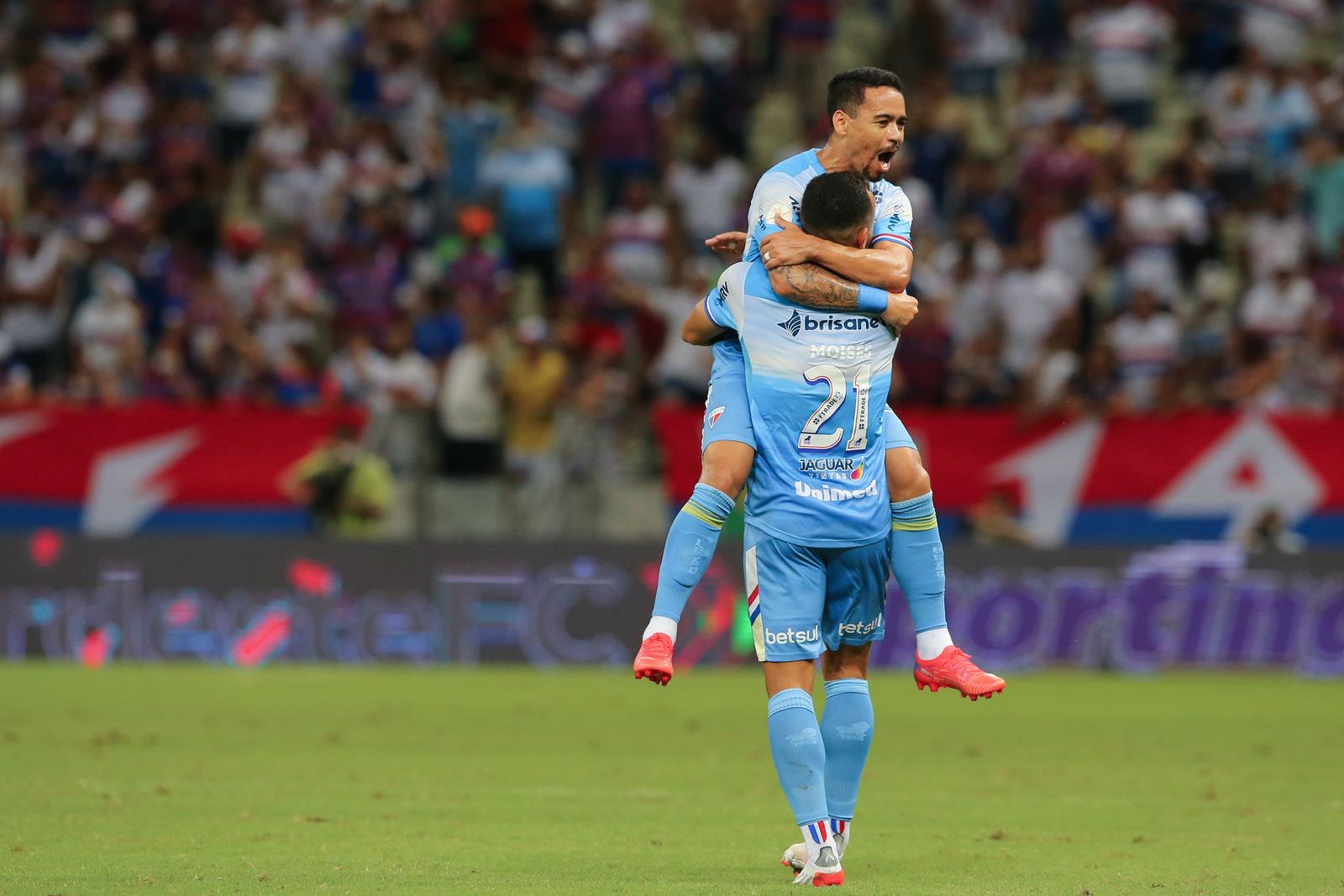 Moisés e Pikachu se abraçam em comemoração de gol