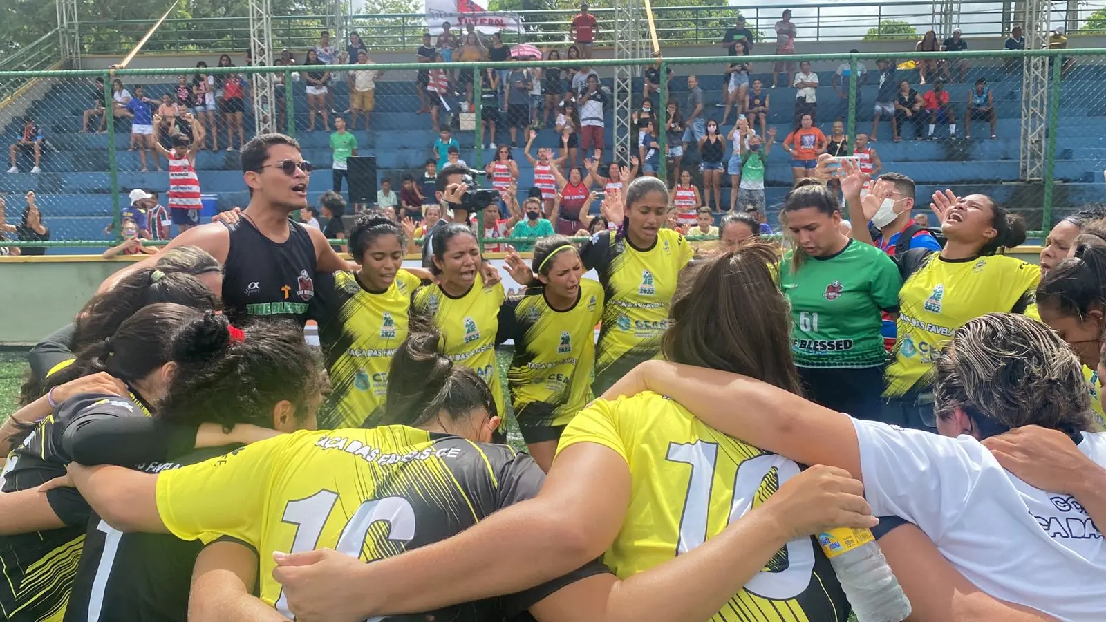 Atletas se reúnem e oram em campo