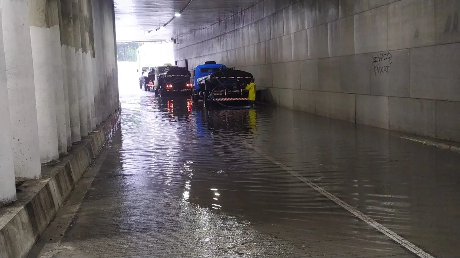 Túnel da Alberto Sá voltou a alagar na manhã desta segunda-feira (28)