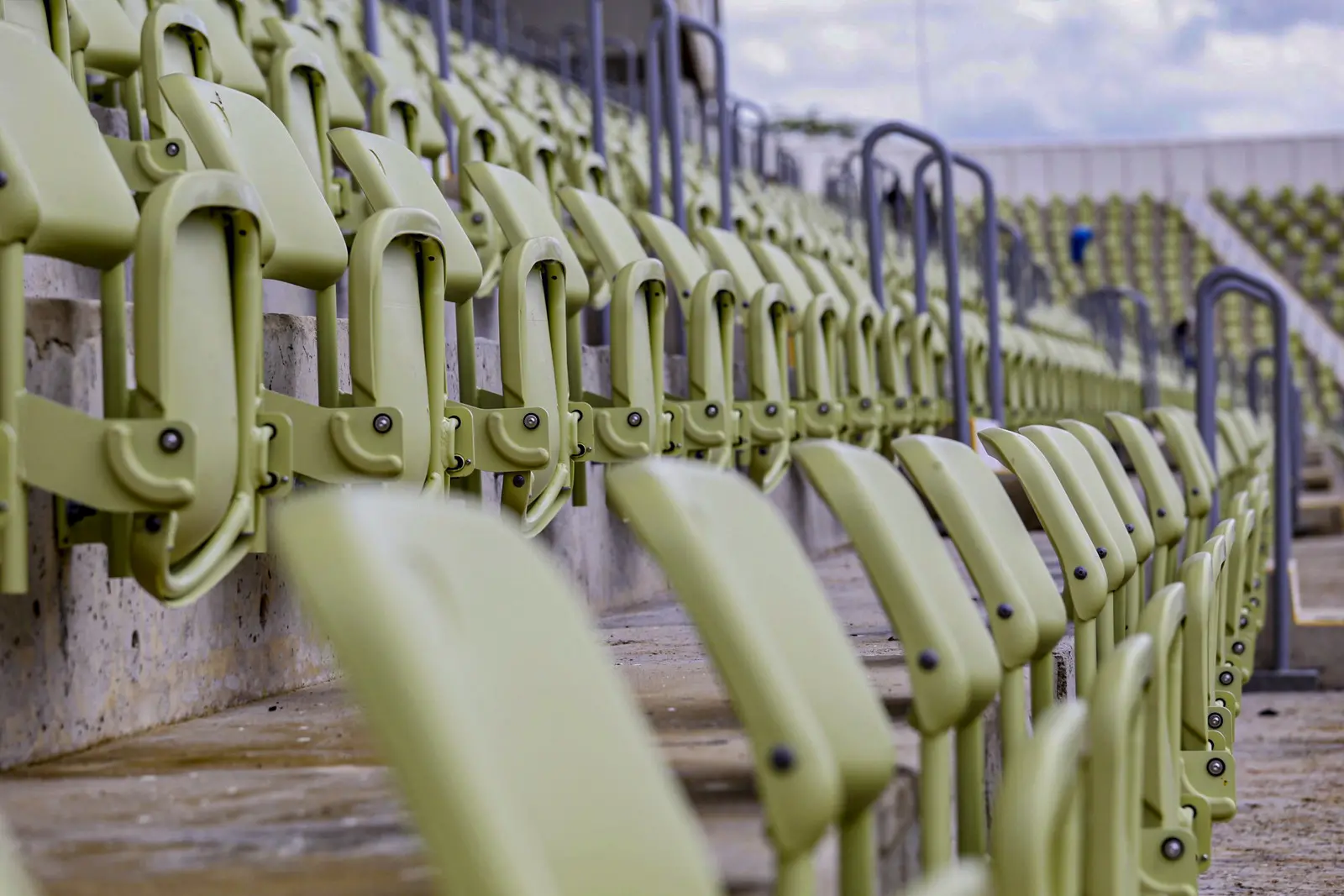 Imagem em plano detalhe das cadeiras da Arena Romeirão