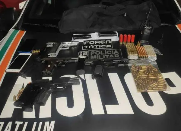 Em outra ação no Pirambu, a Polícia Militar apreendeu quatro pistolas e 221 munições