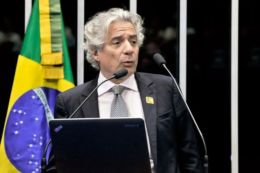 adriano pires falando ao microfone