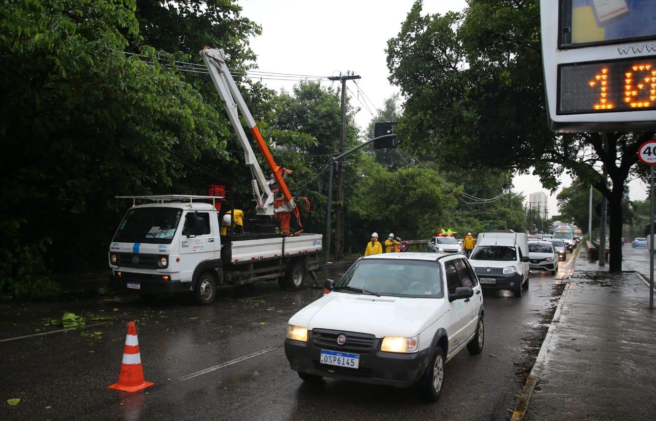 Na Avenida Engenheiro Santana Jr, uma das vias foi interditada devido à queda de uma árvore no local.