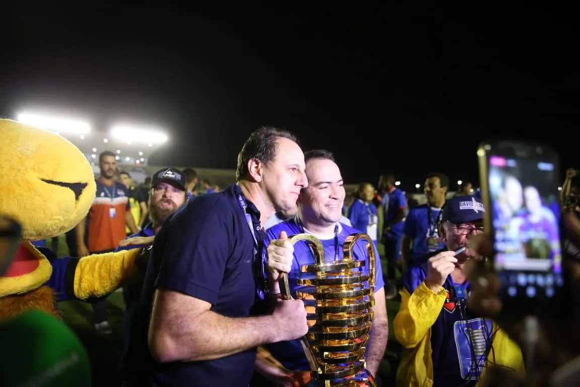 Ceni levantou a taça de campeão da Copa do Nordeste de 2019 com o presidente tricolor Marcelo Paz