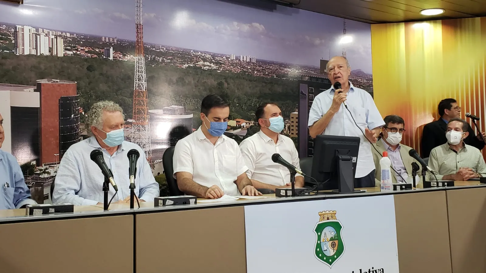 Evento de filiação do União Brasil durante discurso do ex-governador Lúcio Alcântara, recém-filiado à sigla