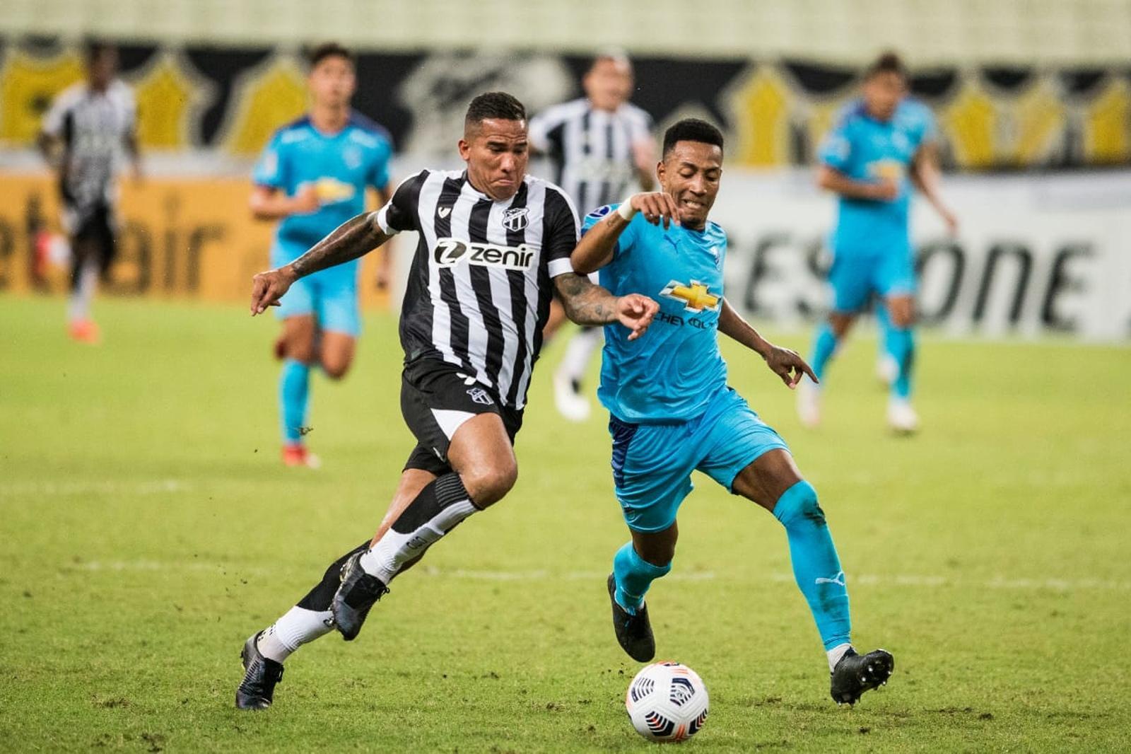 Atletas de Ceará e Bolívar disputam a bola