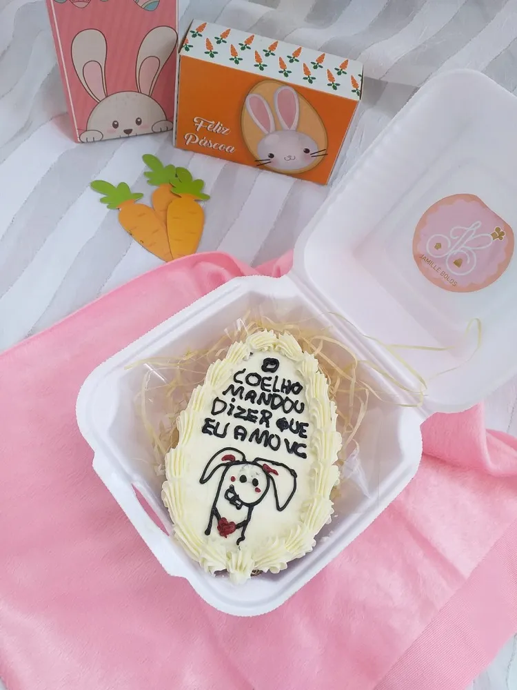 Os bentô ovos da JB Confeitaria cabem na marmitinha, com três opções de casca: ao leite, meio amargo e chocolate branco, além dos recheios tradicionais
