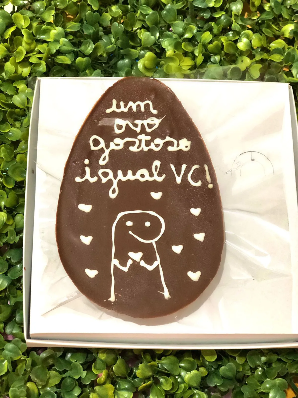 Os recheios mais pedidos na Arquiteta de Cake são Ninho e Brigadeiro preto, mas há uma tabela na qual o cliente monta o bentô ovo como preferir