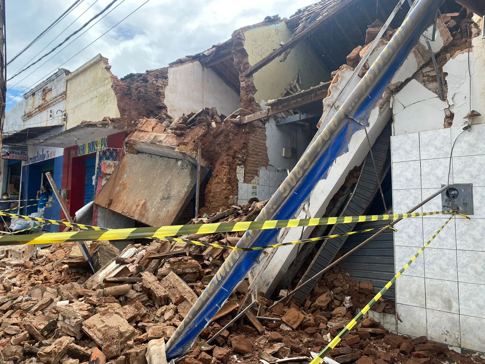 Estrutura cedeu na madrugada desta segunda-feira (5)