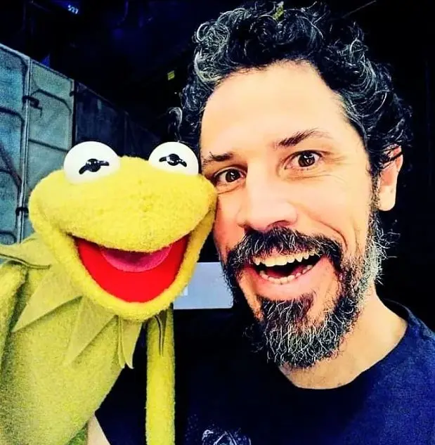 Fábio Caniatto e um boneco da tv cultura