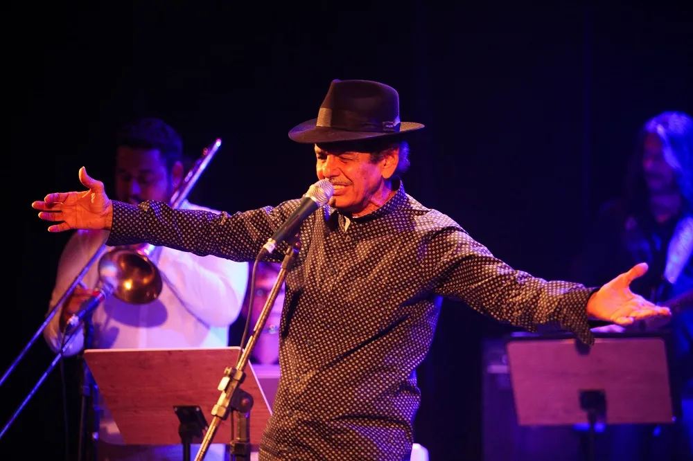A princípio, Rodger Rogério cantará duas músicas no show: 
