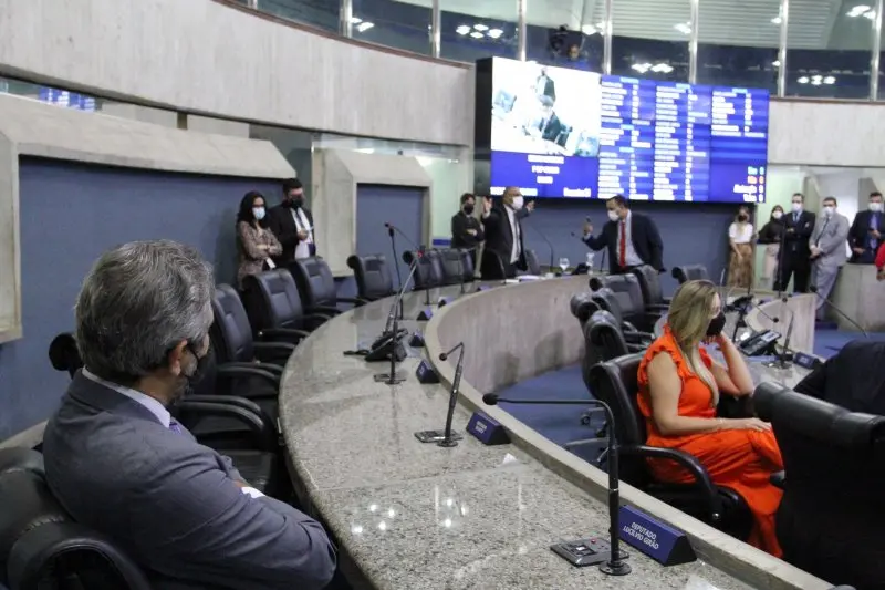 Plenário da AL, com Elmano e Augusta em destaque