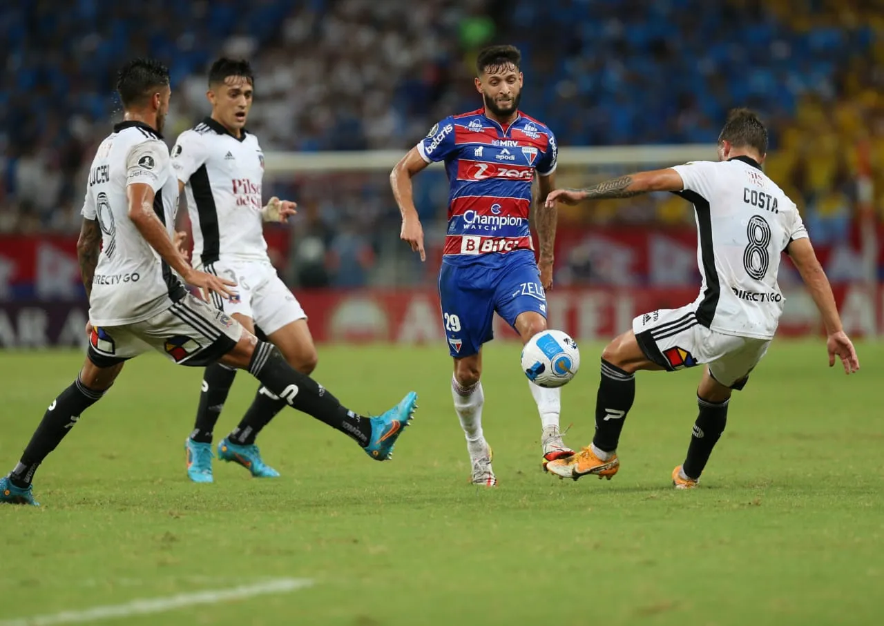 Fortaleza encontrou dificuldades para trabalhar a bola e agredir o Colo Colo no 1° tempo