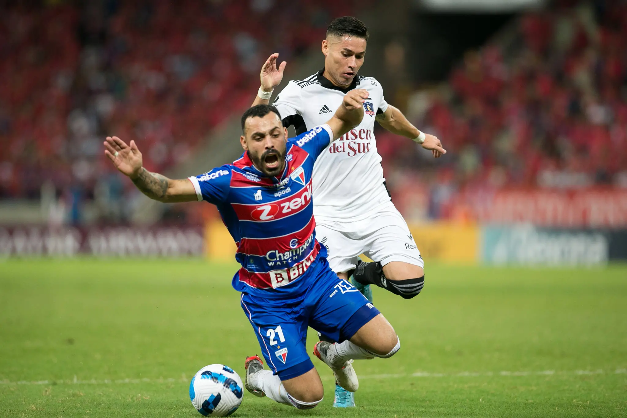 Moisés é empurrado por jogador do Colo Colo