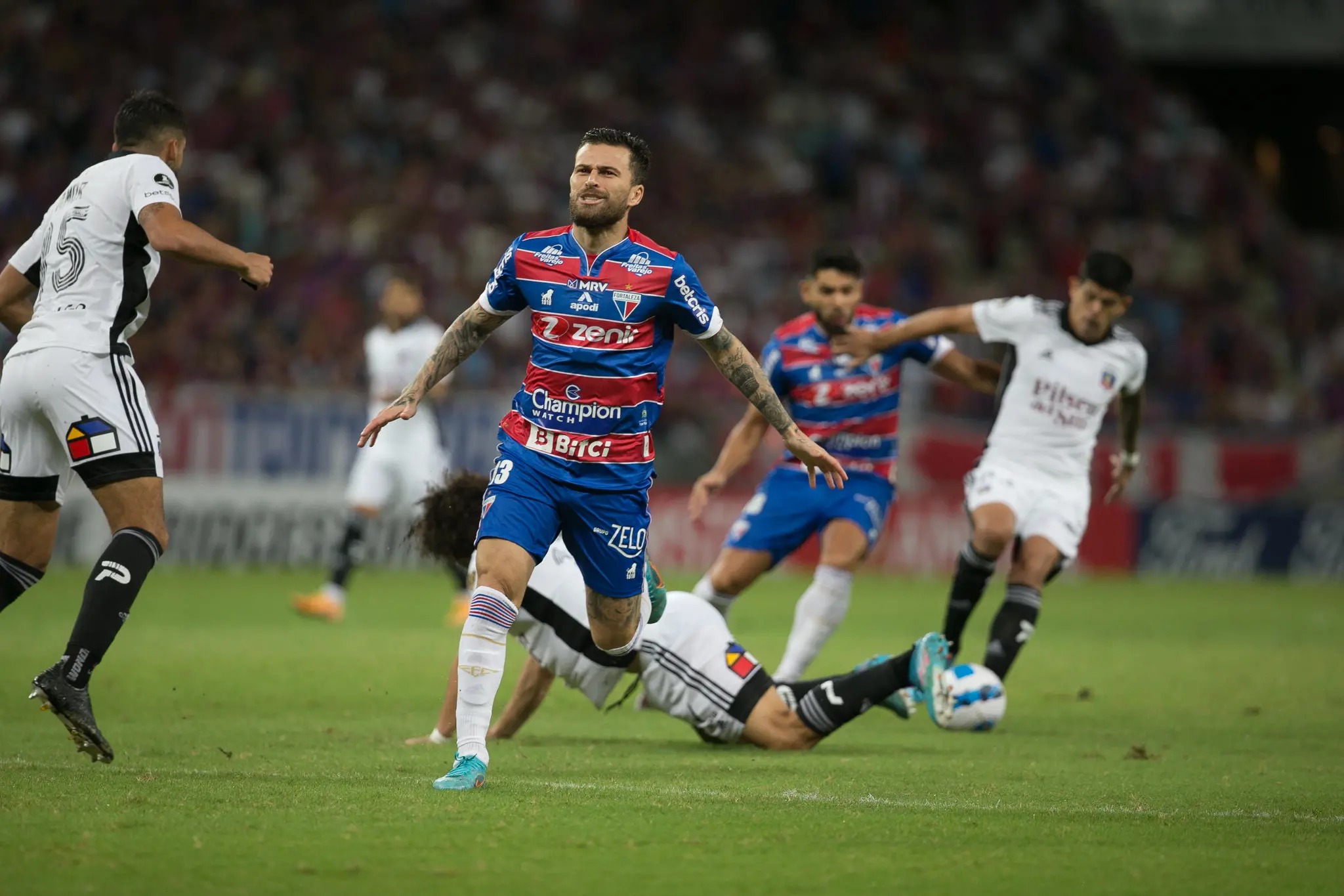 Lucas Lima lamenta bola perdida para jogador do Colo Colo