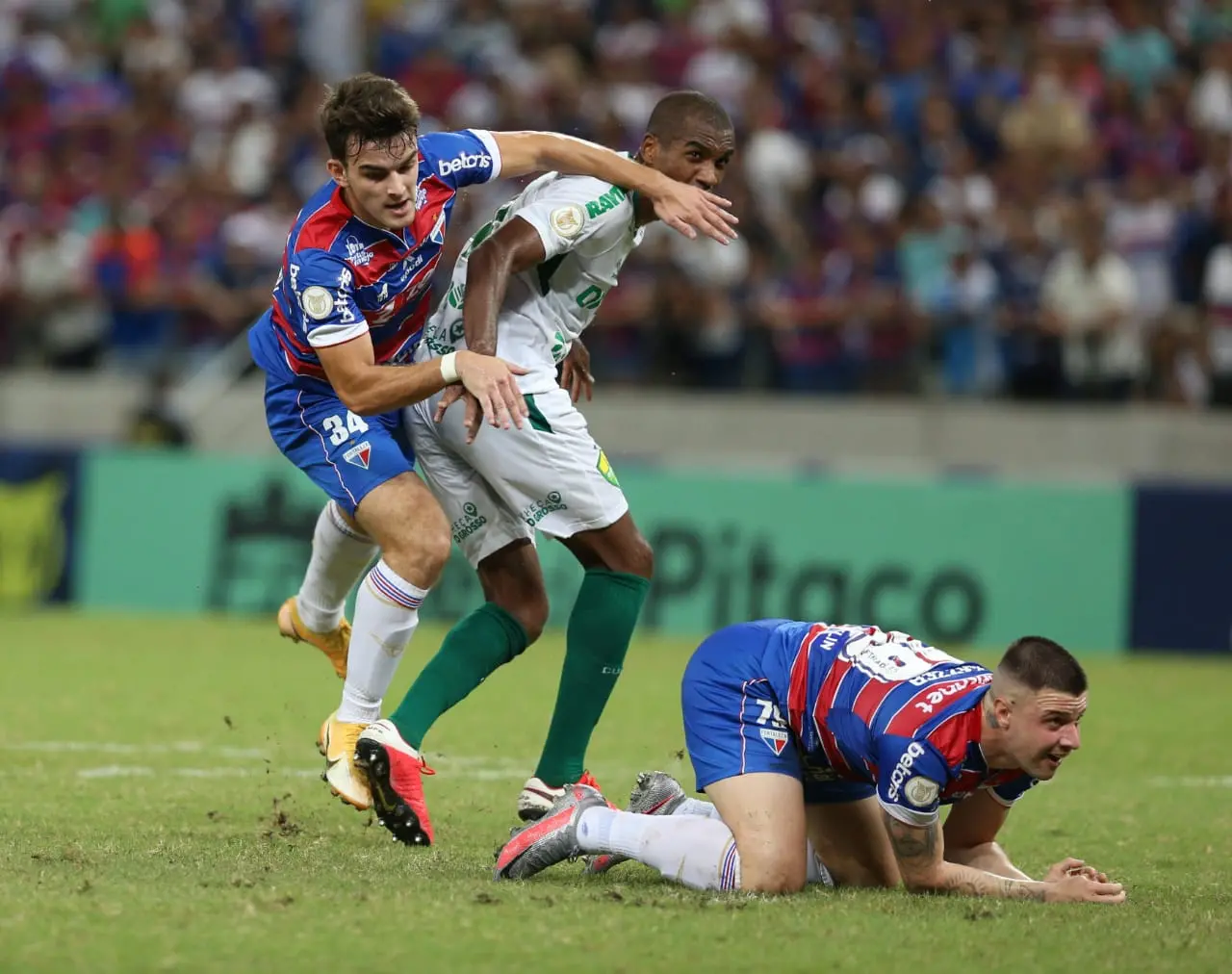 Depietri e Kayzer em dividida com zagueiro do Cuiabá