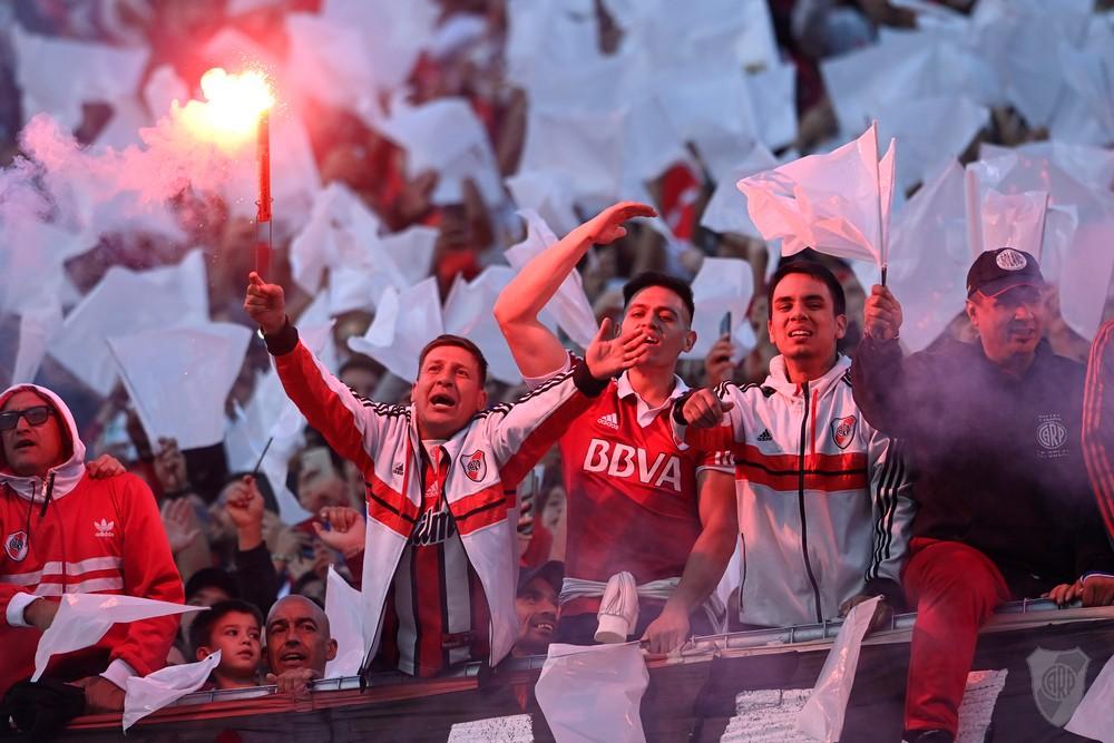 Torcida do River Plate faz festa na arquibancada