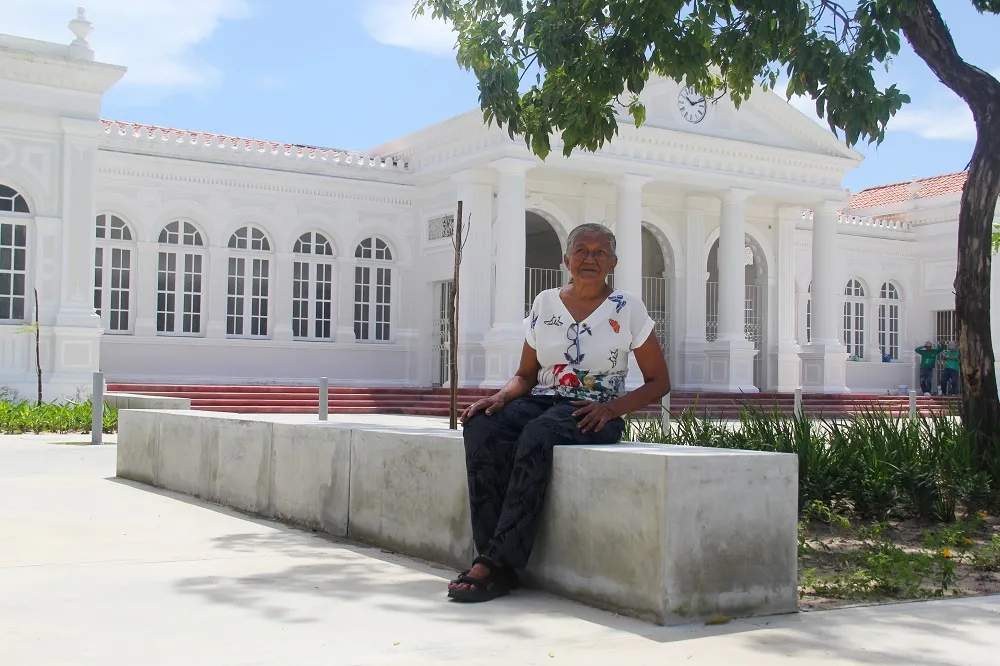 Após anos vendo arruinadas as estruturas que guardam saudades, Lúcia Viana caminha pelo Complexo Cultural Estação das Artes Belchior tomada por ternura