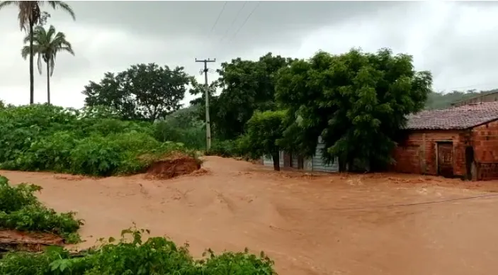 Ruas da cidade estão completamente alagadas após as chuvas das últimas 24 horas