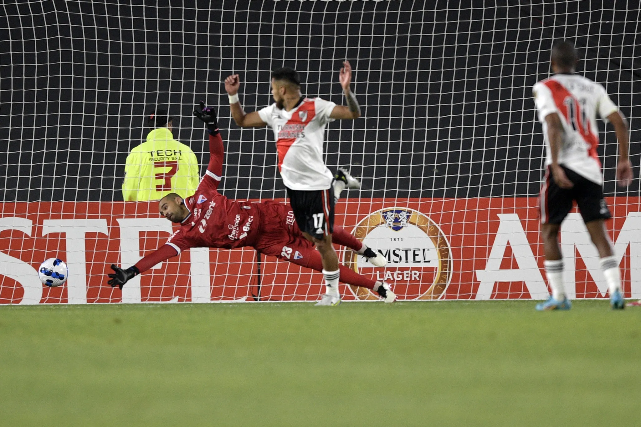 De La Cruz acertou o canto de Max Walef e marcou o 2° gol do River Plate na partida