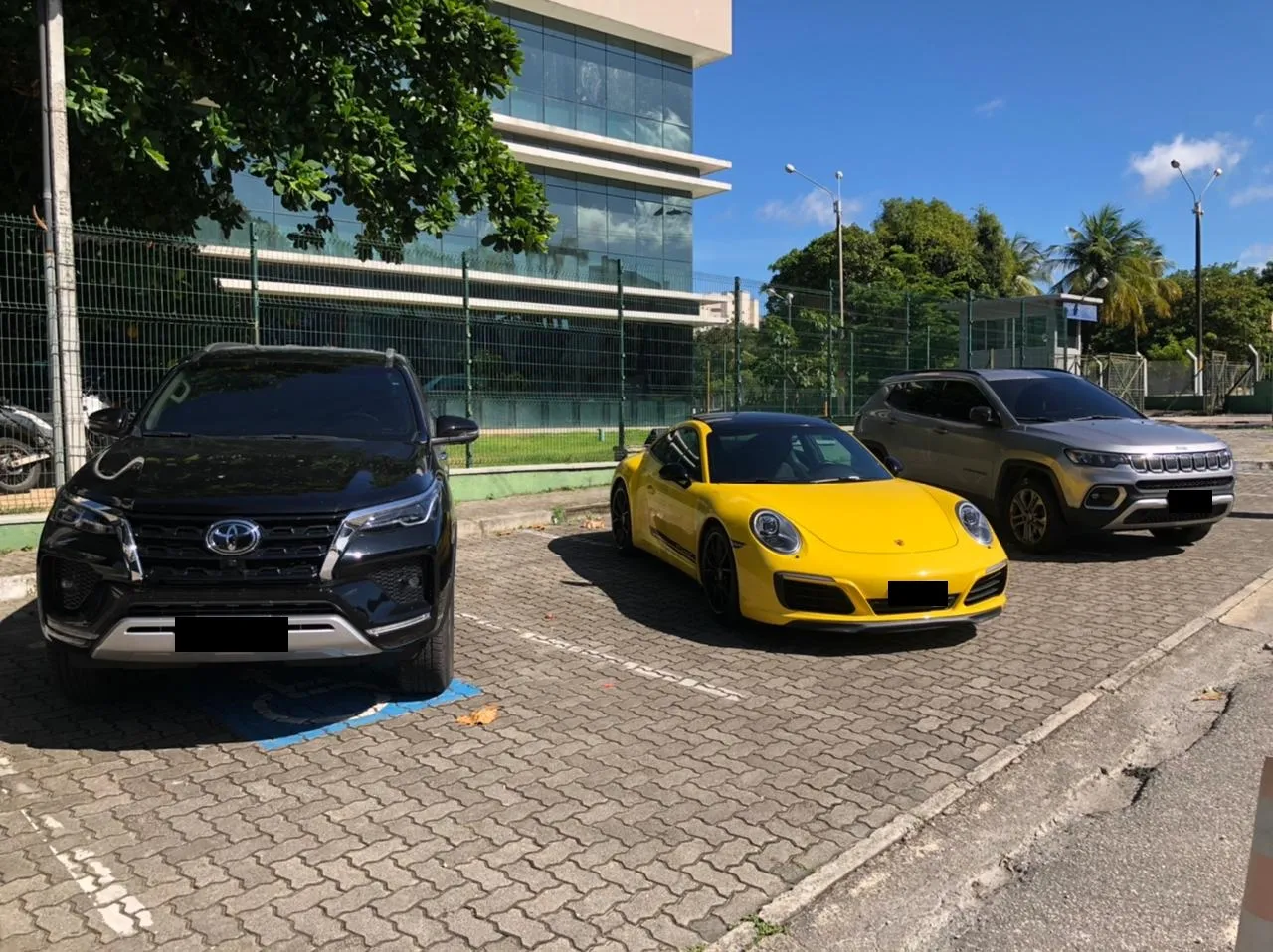 Três veículos de alto padrão, que somam o valor de R$ 1,4 milhão, também foram apreendidos durante a operação policial