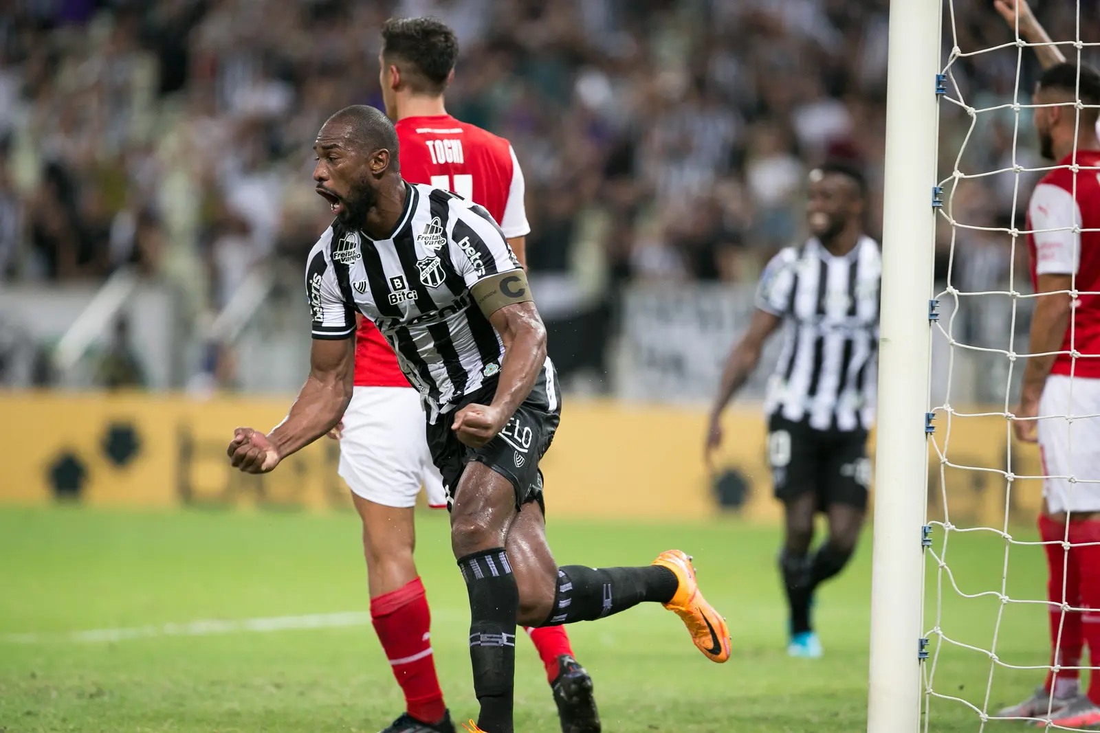 Luiz Otávio comemora gol do Ceará na Arena Castelão