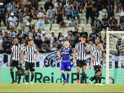 Elenco do Ceará concentrado após gol do Botafogo