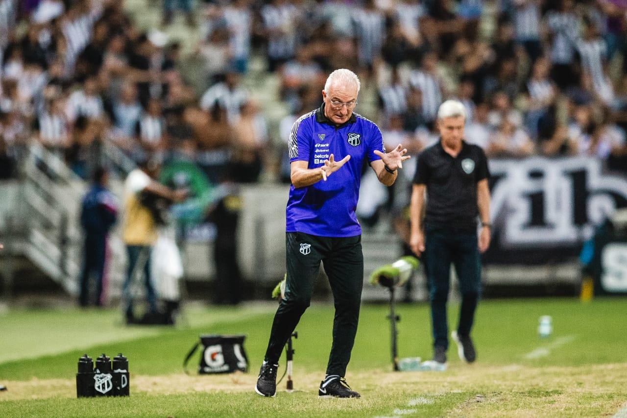 Dorival Júnior conversa com elenco do Ceará durante jogo