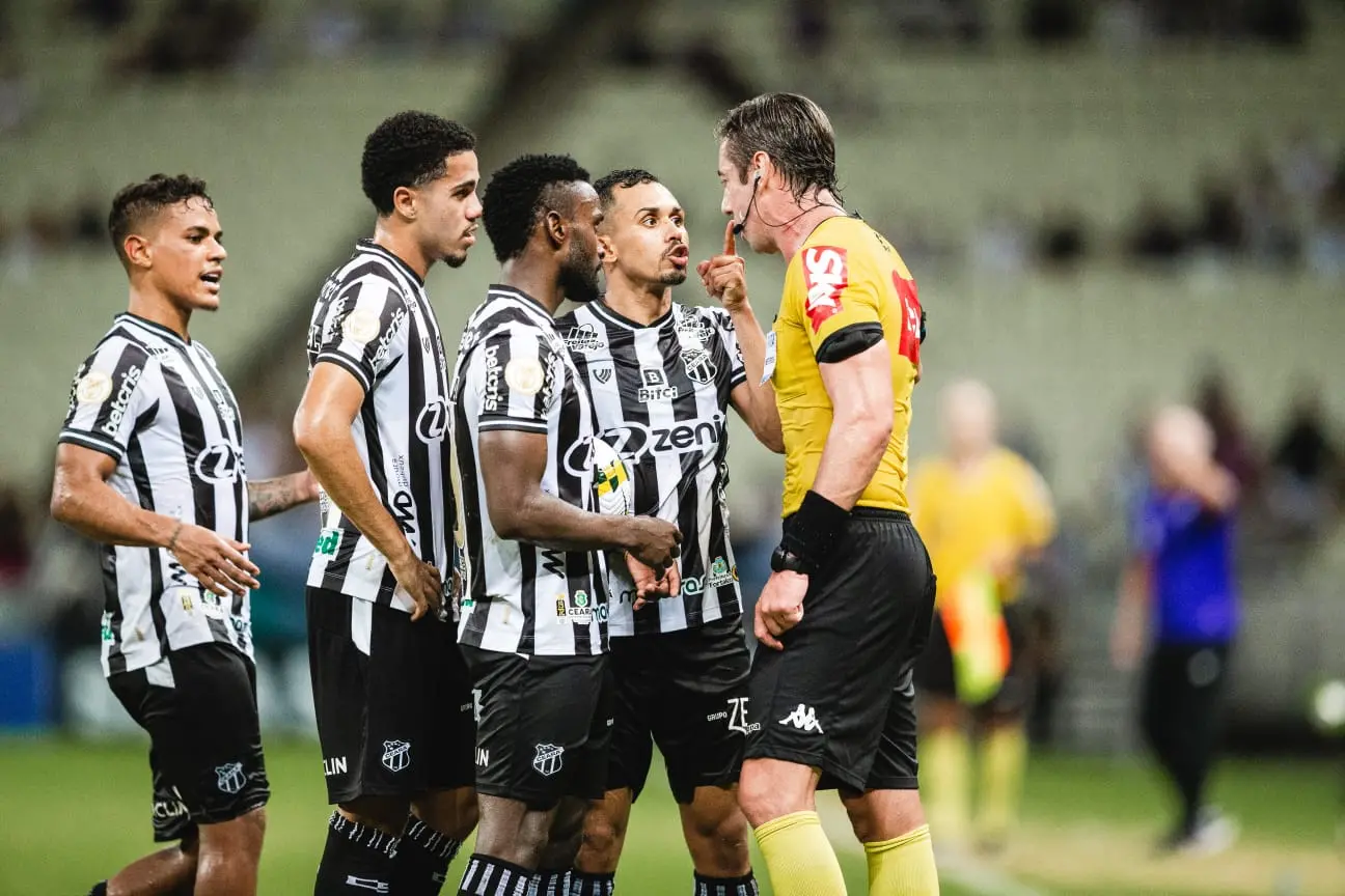 Lima discute com a arbitragem
